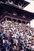 Spectateurs amassés sur les marches du temple de Maju deval. 