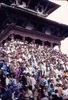 Spectateurs amassés sur les marches du temple de Maju deval.