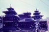 Temples de Narayan et d'Indrapur et sculpture monumentale de Kala Bhairav. Temple de Degutale au-dessus de la sculpture de Kala Bhairav.