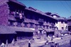 Bâtiment traditionnel newar devant le Dev pokhari (Dey-pu-khu-si). 