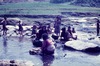 Femmes et enfants à la rivière.