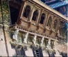 Rénovation des fenêtres en bois sculptés sur la façade ouest du Masan chok (Hanuman Dhoka) sous le temple de Bhagawati (appelé autrefois Mahipatindra Narayan).