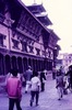 Façade ouest du Masan chok (Hanuman Dhoka) avec le temple de Bhagawati (appelé autrefois Mahipatindra Narayan) donnant sur le Durbar Square.