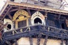 Restauration des fenêtres en bois, en métal doré et ivoire sculptés à l'angle du sanctuaire de Seto Bhairav. 