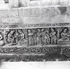 Détail des hauts-reliefs du soubassement de la balustrade du bassin Bhandarkhal dans le jardin du palais royal.