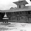 La cour principale (Mul chok) à l'intérieur du palais royal de Patan. A gauche, tétrapyle en cuivre doré dédié à la déesse Yantaju. 