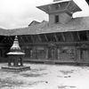 La cour principale (Mul chok) à l'intérieur du palais royal de Patan. A gauche, tétrapyle en cuivre doré dédié à la déesse Yantaju.