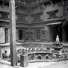 Fontaine circulaire creusée dans le sol (Tusa hiti) à l'intérieur de la Cour magnifique (Sundari chok) du palais royal de Patan.  