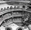 Stèles sculptées de divinités brahmaniques ornant la fontaine circulaire creusée dans le sol (Tusa hiti) de la Cour magnifique (Sundari chok) du palais royal de Patan.  