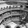 Stèles sculptées de divinités brahmaniques ornant la fontaine circulaire creusée dans le sol (Tusa hiti) de la Cour magnifique (Sundari chok) du palais royal de Patan.