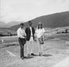 Gisèle Hyvert avec deux collaborateurs.