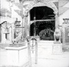 Façade principale du temple de Jalbinayak (dédié à Ganesh). 