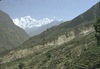 Glissement de terrain (autour de Barang?) et cultures en terrasses. A l'arrière, le Ganesh Himal 