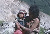Femme Tamang et son enfant en costume traditionnel 