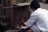 Indra Jatra : installation de la statue d'Indra en bas du mât (1er jour)