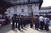 Indra Jatra : cérémonie d'érection du mât (1er jour, astrologiquement daté), militaires