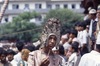 Indra Jatra : cérémonie d'érection du mât (1er jour, astrologiquement daté). A cette occasion, toutes les troupes de danses sont présentes