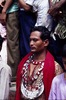 Indra Jatra : cérémonie d'érection du mât (1er jour, astrologiquement daté). A cette occasion, toutes les troupes de danses sont présentes