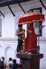Indra Jatra : changement de la statue d'Hanuman pendant la cérémonie d'érection du mât (1er jour, astrologiquement daté)