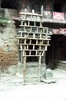 Indra Jatra : échafaudage en bois porte-lumière, associé aux rituels funéraires liés à Indra 
 