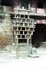 Indra Jatra : échafaudage en bois porte-lumière, associé aux rituels funéraires liés à Indra