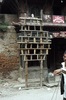 Indra Jatra : échafaudage en bois porte-lumière, associé aux rituels funéraires liés à Indra
