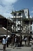 Indra Jatra : échafaudage en bois porte-lumière, associé aux rituels funéraires liés à Indra