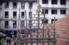 Indra Jatra : échafaudage en bois porte-lumière, associé aux rituels funéraires liés à Indra