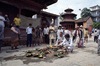 Indra Jatra : préparation des offrandes pour les rituels funéraires liés à Indra