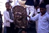 Indra Jatra : Bhairav sur le timon du char de la Kumari 
 