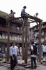 Indra Jatra : construction de la structure suportant la statue d'Indra 
 