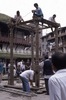 Indra Jatra : construction de la structure suportant la statue d'Indra 
 