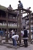 Indra Jatra : construction de la structure suportant la statue d'Indra