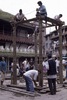 Indra Jatra : construction de la structure suportant la statue d'Indra 
 