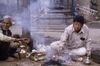 Indra Jatra : puja en bas de la statue d'Indra