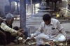 Indra Jatra : puja en bas de la statue d'Indra