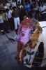 Indra Jatra : Kishi, l'éléphant d'Indra (troupe de Kilagal) devant le char de la Kumari (2ème jour)