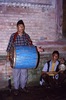 Indra Jatra : musicien Jyapu devant le temple de Svet Bhairav 
 