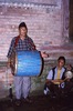 Indra Jatra : musicien Jyapu devant le temple de Svet Bhairav 
 