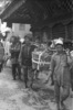 Indra Jatra : les Putuwâr d'Halchok arrivent dans le quartier de Kilagal, portant le coffre rituel contenant les masques de divinités