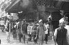 Indra Jatra : les Putuwâr d'Halchok arrivent dans le quartier de Kilagal, portant le coffre rituel contenant les masques de divinités