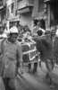 Indra Jatra : les Putuwâr d'Halchok arrivent dans le quartier de Kilagal, portant le coffre rituel contenant les masques de divinités