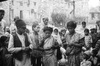 Kun pyaakhan (kũ pyākhã) lors de l'Indra Jatra : les reines Dharmalakshmî et Dharmakeshvarî, et un personage secondaire Représentation annuelle du théâtre dansé d'enfants kun pyaakhan (kũ pyākhã) lors de l'Indra Jatra. Interprété par des garçons (moins de 16 ans) choisis parmi les quatre clans shivaïtes fondateurs du village, cet art performatif a aujourd'hui disparu
 