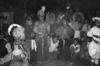 Kun pyaakhan (kũ pyākhã) lors de l'Indra Jatra : le prince Râj Kumâr, la reine aînée Dharmalakshmî, le roi Dharmasturi, la reine cadette Dharmakeshvarî et un soldat sipâi. Représentation annuelle du théâtre dansé d'enfants kun pyaakhan (kũ pyākhã) lors de l'Indra Jatra. Interprété par des garçons (moins de 16 ans) choisis parmi les quatre clans shivaïtes fondateurs du village, cet art performatif a aujourd'hui disparu
 
