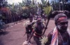 Chef Mweleun: Le chef Mweleun et les hommes dansent en portant coquillages, coco germé et fleurs rouges