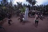 Danses. Les danses reprennent sur le Nasara autour du tambour.